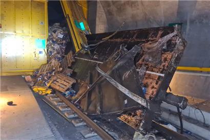 Der entgleiste und zerstörte Güterwagen
