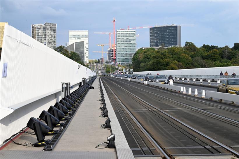 Der entlang der Tramfahrbahn verlaufende Gehweg auf der „Rouder Bréck“ kann im M...