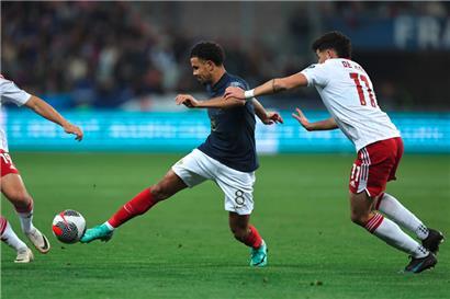 Der erst 17-jährige Warren Zaire-Emery musste das Länderspiel wegen einer Knöchelverletzung vorzeitig beenden und fällt nun bis zur Winterpause aus  
