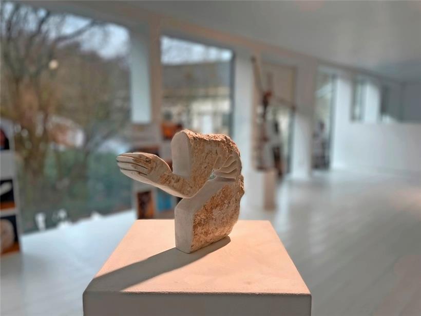 Der erste, mit 5.000 Euro dotierte Preis geht an Liv Jeitz Wampach für ihre Alabaster-Skulptur „Ohne Titel“
