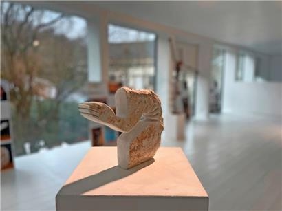 Der erste, mit 5.000 Euro dotierte Preis geht an Liv Jeitz Wampach für ihre Alabaster-Skulptur „Ohne Titel“
