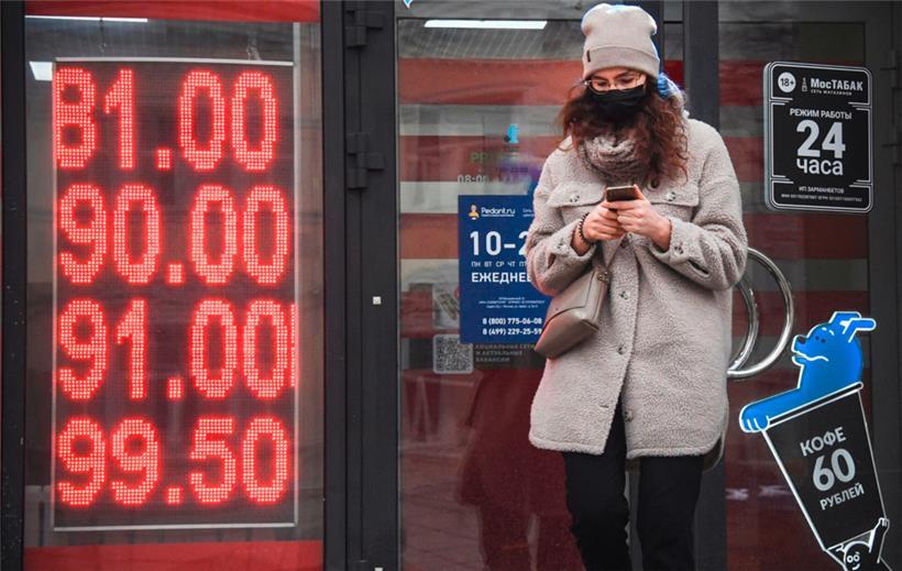 Der eskalierende Streit Russlands mit dem Westen brockt der Währung des Landes einen Kurssturz ein. Der Dollar steigt im Gegenzug am Montag um fast 42 Prozent auf ein Rekordhoch von 119 Rubel.
