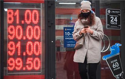 Der eskalierende Streit Russlands mit dem Westen brockt der Währung des Landes einen Kurssturz ein. Der Dollar steigt im Gegenzug am Montag um fast 42 Prozent auf ein Rekordhoch von 119 Rubel.
