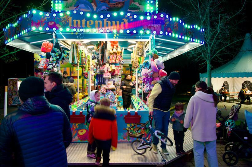 Der farbenfrohe Entenangel-Stand inmitten der lebendigen Atmosphäre der Bartringer Kirmes, umringt von Besuchern
