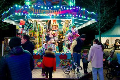 Der farbenfrohe Entenangel-Stand inmitten der lebendigen Atmosphäre der Bartringer Kirmes, umringt von Besuchern
