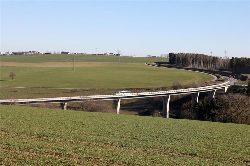 Der fertige Teil der Transversale, die Clerf mit dem Ortsteil Marnach verbinden ...