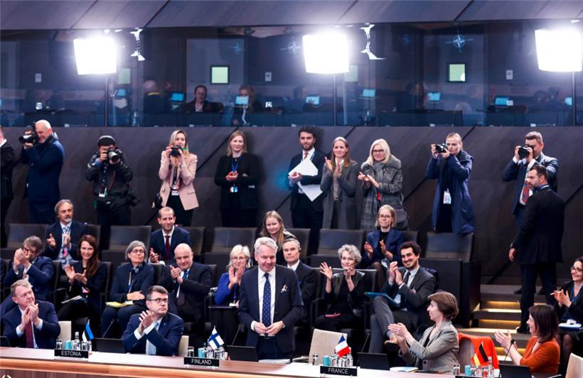 Der finnische Außenminister Pekka Haavisto wird in der Runde der NATO-Mitglieder willkommen geheißen
