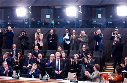Der finnische Außenminister Pekka Haavisto wird in der Runde der NATO-Mitglieder willkommen geheißen

