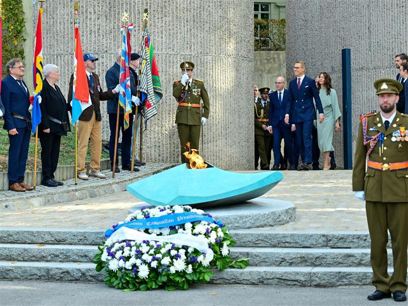 Der finnische Präsident beim Besuch des „Monument national de la solidarité“ auf dem „Kanounenhiwwel“