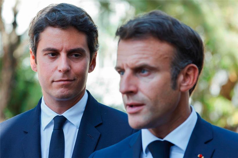 Der französische Bildungs- und Jugendminister Gabriel Attal (l.) blickt auf den französischen Staatspräsidenten Emmanuel Macron 
