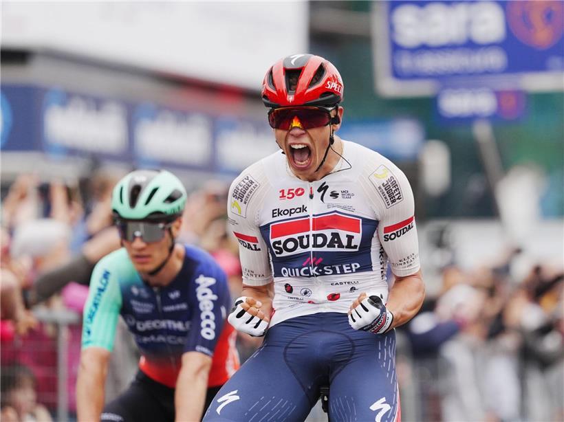 Paul Magnier vom Team Soudal Quick-Step jubelt über Sieg der ersten Etappe beim Giro d’Italia 2026