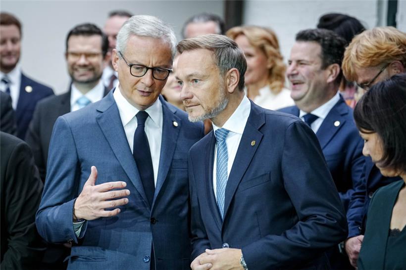 Der französische Finanzminister Bruno Le Maire (l.) im Gespräch mit dem deutschen Amtskollegen Christian Lindner während einer gemeinsamen deutsch-französischen Kabinettssitzung im Oktober in Hamburg
