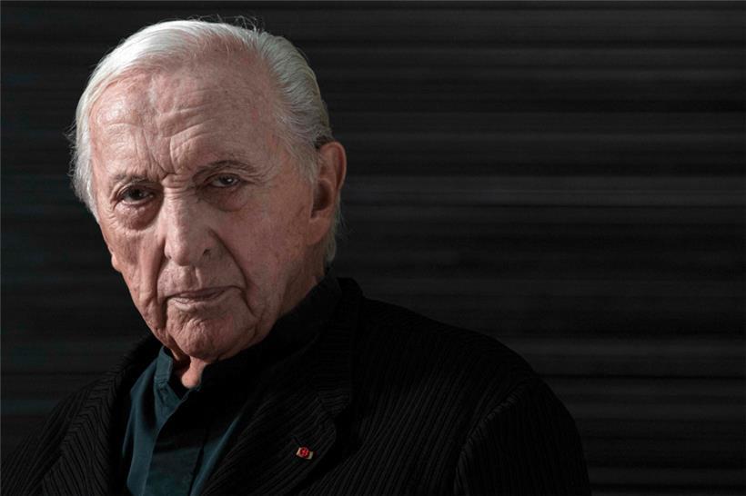 Der französische Maler Pierre Soulages während eines Fototermins im Louvre-Museum
