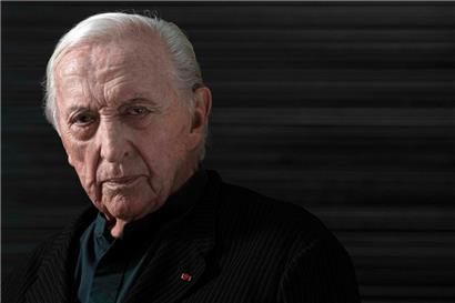 Der französische Maler Pierre Soulages während eines Fototermins im Louvre-Museum
