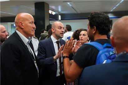 Der französische Minister für Europa und auswärtige Angelegenheiten, Jean-Noël Barrot (Mitte), spricht am frühen Morgen des 23. Juni 2025 mit Menschen, die am Flughafen Paris-Orly in Orly südlich von Paris angekommen sind, nachdem sie einen Rückführungsflug für französische Staatsangehörige aus Israel über Amman genommen hatten.
