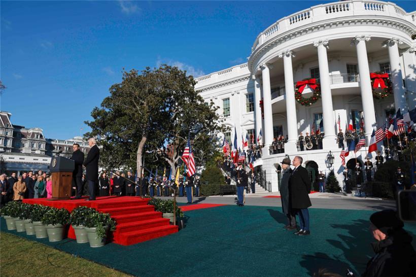 Der französische Präsident Emmanuel Macron (L) spricht mit US-Präsident Joe Biden während seiner Begrüßungszeremonie für Macron im Weißen Haus in Washington, DC, am 1. Dezember 2022
