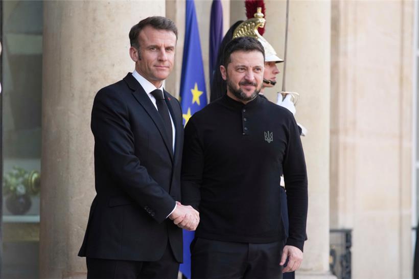 Der französische Präsident Emmanuel Macron begrüßt den ukrainischen Präsidenten Wolodymyr Selenskyj im Elysee-Palast
