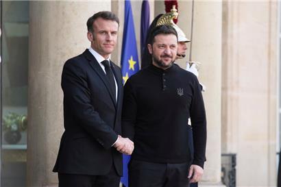 Der französische Präsident Emmanuel Macron begrüßt den ukrainischen Präsidenten Wolodymyr Selenskyj im Elysee-Palast
