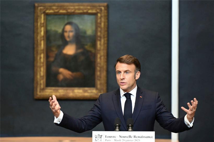 Der französische Präsident Emmanuel Macron hält eine Rede, um eine mehrjährige Überholung und langfristige Investitionen zur Modernisierung des Louvre anzukündigen
