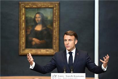 Der französische Präsident Emmanuel Macron hält eine Rede, um eine mehrjährige Überholung und langfristige Investitionen zur Modernisierung des Louvre anzukündigen
