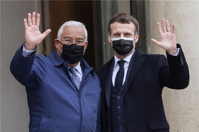 Der französische Präsident Emmanuel Macron (r.) und der portugiesische Premierminister Antonio Costa (l.) winken von den Stufen des Elyséepalasts in Paris am 16. Dezember 2020
