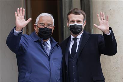 Der französische Präsident Emmanuel Macron (r.) und der portugiesische Premierminister Antonio Costa (l.) winken von den Stufen des Elyséepalasts in Paris am 16. Dezember 2020
