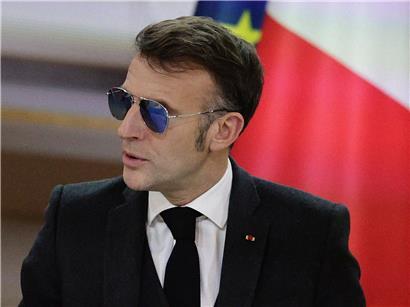 Emmanuel Macron spricht während einer Sitzung im Élysée-Palast, französischer Präsident bei offizieller Ansprache