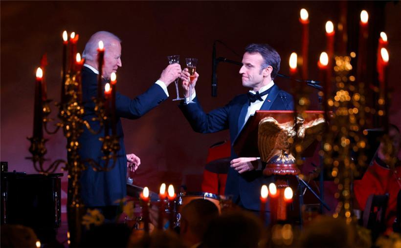 Der französische Präsident Emmanuel Macron und US-Präsident Joe Biden stoßen während des Staatsdinners auf dem South Lawn des Weißen Hauses in Washington, DC, am 1. Dezember 2022 an
