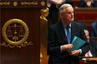 Der französische Premierminister Michel Barnier bereitet sich auf eine Rede während der Debatte vor den Misstrauensvoten gegen seine Regierung in der Nationalversammlung in Paris am 4. Dezember 2024 vor

