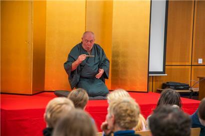 Der französische Rakugo-Künstler Cyril Coppini 
