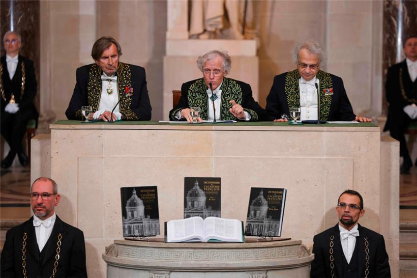 Der französische Schriftsteller Daniel Rondeau (oben, links), der französische Schriftsteller und Historiker Pascal Ory (Mitte) und der französisch-libanesische Schriftsteller Amin Maalouf (oben, rechts) leiten die feierliche Sitzung zur Präsentation der 9. Auflage des Dictionnaire de l’Académie française.
