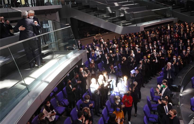Der frühere Bundespräsident Joachim Gauck, (l) umarmt den Botschafter der Ukraine in Deutschland, Andrij Melnyk, zu Beginn der Sondersitzung des Bundestags zum Krieg in der Ukraine.
