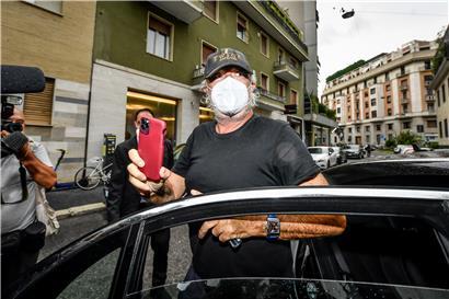Der frühere Formel-1-Manager Flavio Briatore wurde positiv auf das Coronavirus getestet und wird die nächste Zeit zu Hause in Quarantäne verbringen – Gäste seines Nobelclubs hatten falsche Kontaktdaten hinterlegt und die Tracing-Teams so in die Irre geschickt
