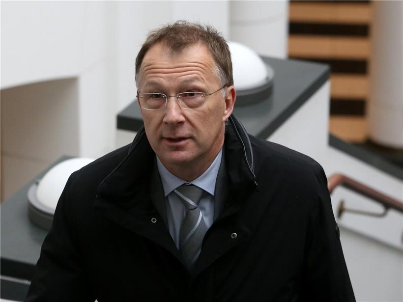 Marco Mille, ehemaliger Geheimdienstchef, im März 2020 auf dem Weg zum Gerichtssaal