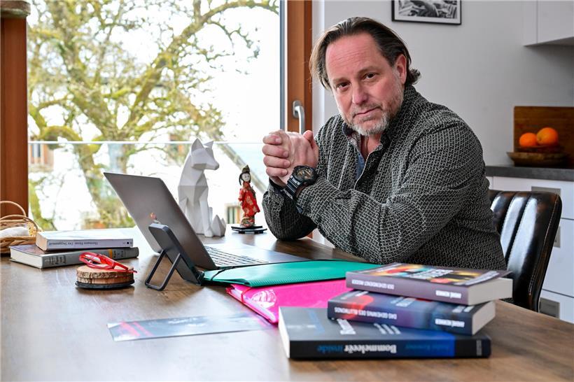 André Kemmer, ehemaliger Geheimdienstler, im Büro bei der Erinnerung an die SREL-Affäre