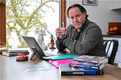 André Kemmer, ehemaliger Geheimdienstler, im Büro bei der Erinnerung an die SREL-Affäre