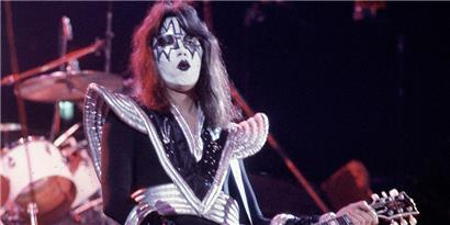 Der frühere Lead-Gitarrist der Rockband Kiss, Ace Frehley, ist im Alter von 74 Jahren gestorben
