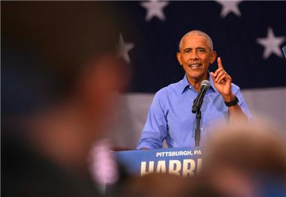 Der frühere US-Präsident Barack Obama spricht am Donnerstag auf einer Wahlkampfveranstaltung für die demokratische Präsidentschaftskandidatin und US-Vizepräsidentin Kamala Harris an der Universität von Pittsburgh
