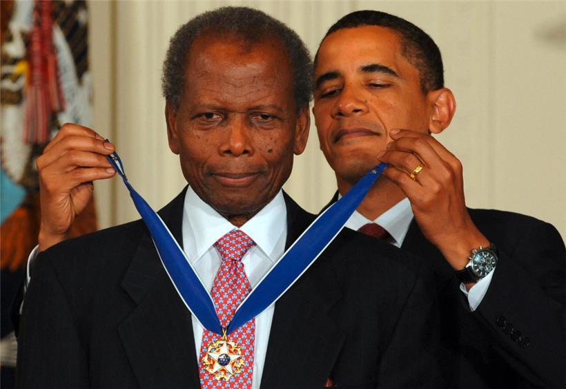 Der frühere US-Präsident Barack Obama überreichte dem Schauspieler Sidney Poitier 2009 die „Presidential Medal of Freedom“ für sein Lebenswerk 
