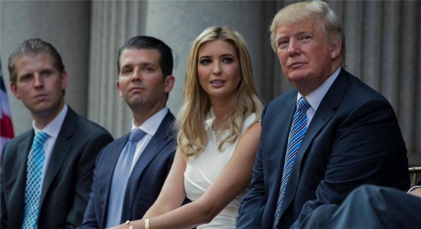 Der frühere US-Präsident Donald Trump mit seinen Kindern Eric, Donald Jr. und Ivanka während der Grundsteinlegung für das Trump International Hotel. Die Staatsanwaltschaft des Bundesstaats New York erhebt eine Zivilklage gegen den früheren US-Präsidenten wegen Betrugs. Auch gegen Trumps Unternehmen und seine Kinder wird geklagt.
