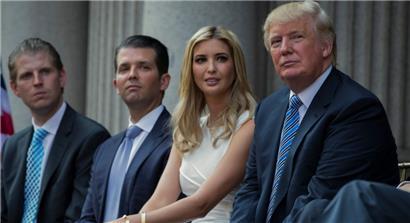 Der frühere US-Präsident Donald Trump mit seinen Kindern Eric, Donald Jr. und Ivanka während der Grundsteinlegung für das Trump International Hotel. Die Staatsanwaltschaft des Bundesstaats New York erhebt eine Zivilklage gegen den früheren US-Präsidenten wegen Betrugs. Auch gegen Trumps Unternehmen und seine Kinder wird geklagt.
