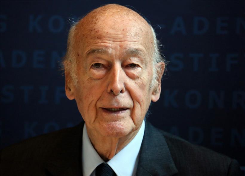 Der frühere französische Staatspräsident Valéry Giscard d’Estaing ist tot. Der Zentrumspolitiker, der von 1974 bis 1981 im Elyséepalast amtiert hatte, starb im Alter von 94 Jahren, wie die französische Nachrichtenagentur AFP unter Berufung auf die Umgebung des früheren Präsidenten berichtete.
