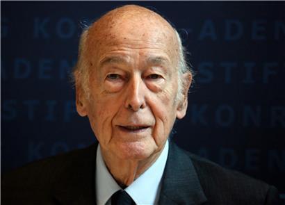 Der frühere französische Staatspräsident Valéry Giscard d’Estaing ist tot. Der Zentrumspolitiker, der von 1974 bis 1981 im Elyséepalast amtiert hatte, starb im Alter von 94 Jahren, wie die französische Nachrichtenagentur AFP unter Berufung auf die Umgebung des früheren Präsidenten berichtete.
