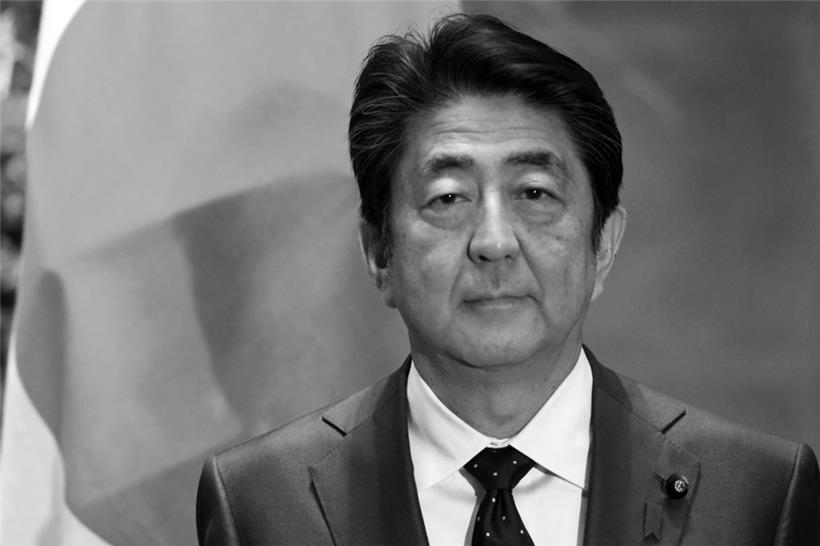 Der frühere japanische Regierungschef Shinzo Abe ist am Freitag auf offener Straße erschossen worden. Der 67 Jahre alte Politiker habe den Mordanschlag in der Stadt Nara am Freitag nicht überlebt, berichteten japanische Medien am Freitag übereinstimmend.

