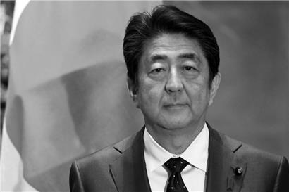 Der frühere japanische Regierungschef Shinzo Abe ist am Freitag auf offener Straße erschossen worden. Der 67 Jahre alte Politiker habe den Mordanschlag in der Stadt Nara am Freitag nicht überlebt, berichteten japanische Medien am Freitag übereinstimmend.
