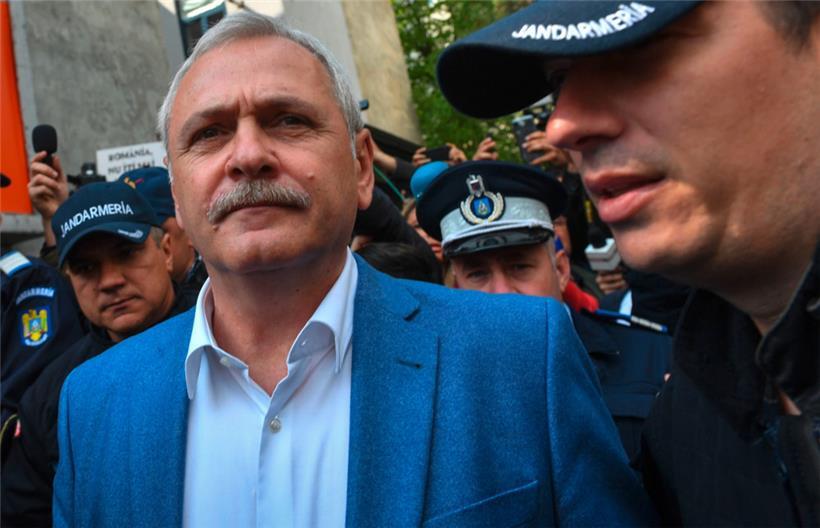 Der frühere rumänische Sozialistenchef Liviu Dragnea (hier beim Verlassen des Gerichtsgebäudes im April 2019) ist auf seine einstige Partei nicht mehr gut zu sprechen: Sie sei eine von „Feiglingen“ geführte „Operettenpartei“.
