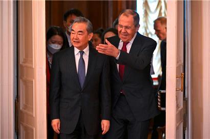 Der führende chinesische Außenpolitiker Wang Yi zu Besuch beim russischen Außenminister Sergej Lawrow in Moskau 
