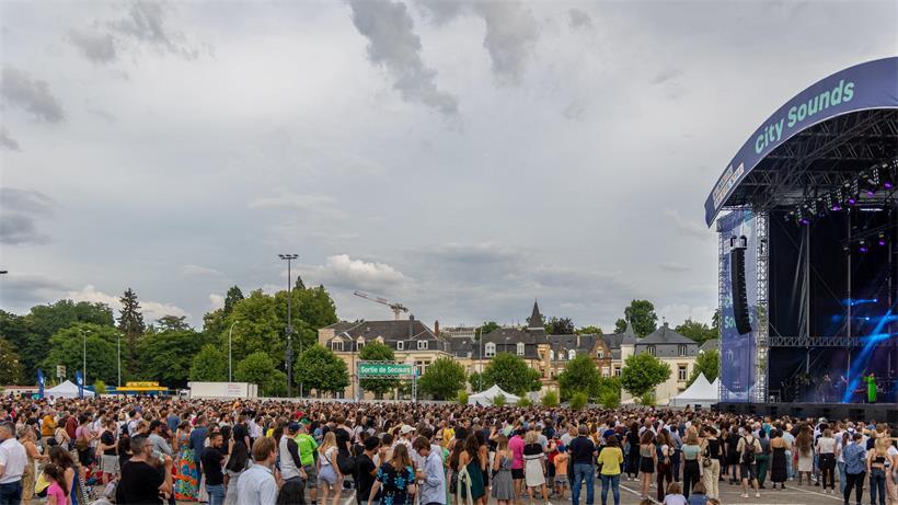 Das Programm zum Nationalfeiertag 2026 – Wo wann gefeiert werden kann Festivalgelände auf dem Glacis mit Besuchern und Bühnen bei sonnigem Wetter