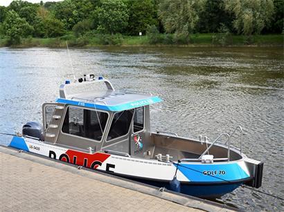 Moselkreuzer der Luxemburger Armee auf dem Wasser, Symbol militärischer Stärke und Stolz, verschwunden am Montag