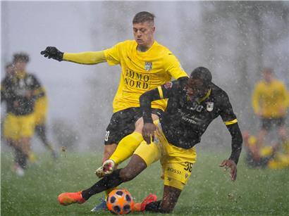 Roman Ferber, gefährlichster Stürmer der Liga aus Bissen, jubelt auf dem Fußballfeld mit Teamkollegen im Hintergrund